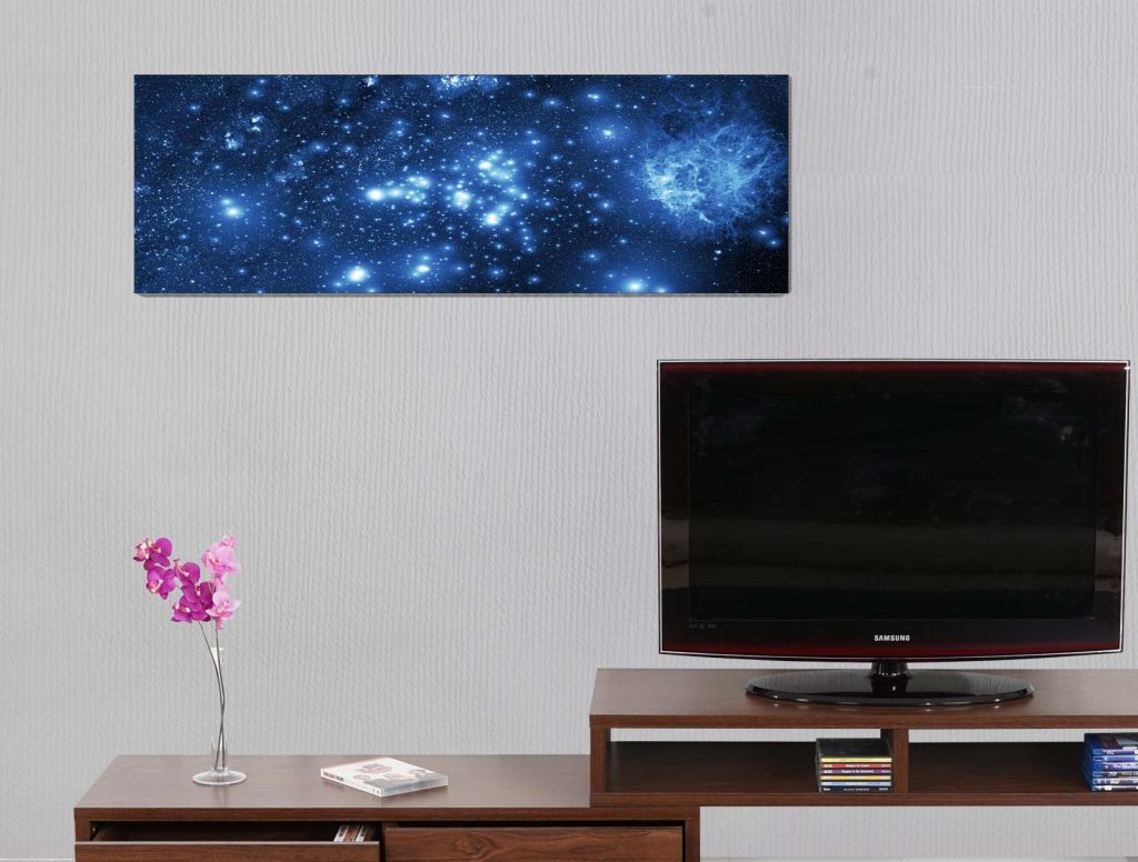 Bild mit Sternenhimmel über einem TV-Schrank