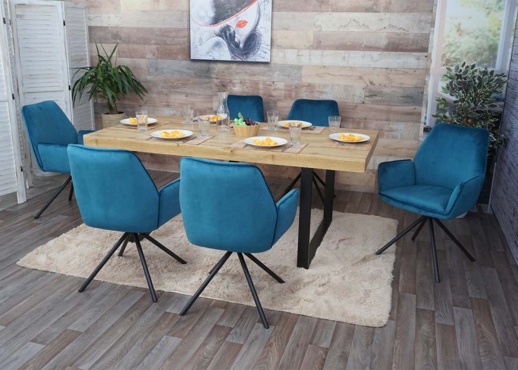 Esszimmergruppe mit hellem Masiven Hilztisch Natur und sechs Blauen Stühlen