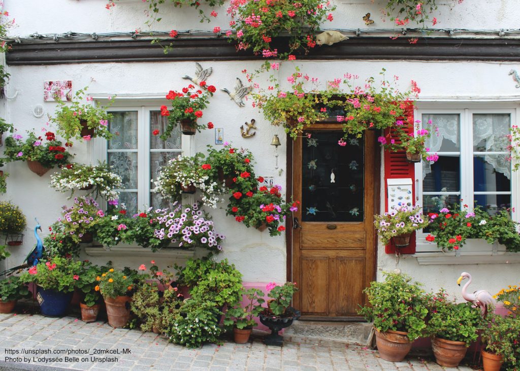 Hausfront mit Blumenkübeln