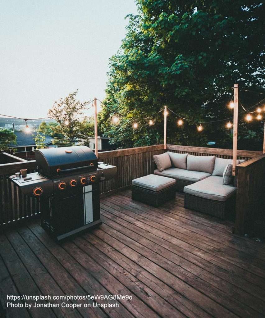 Dachterrasse mit Sitzgruppe und Grill