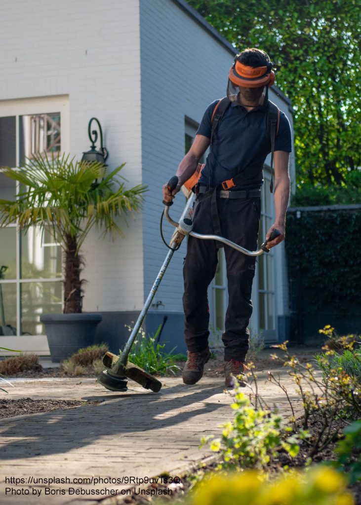 Mann bei Gartenarbeit