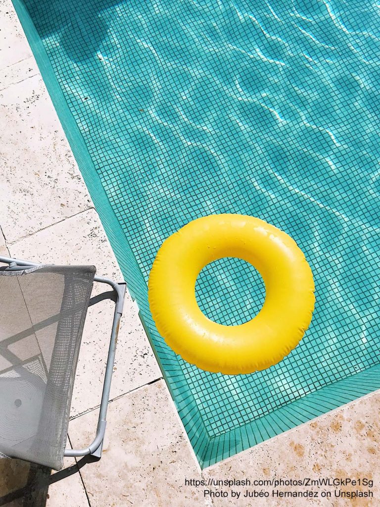 Gelber Schwimmring im Wasser