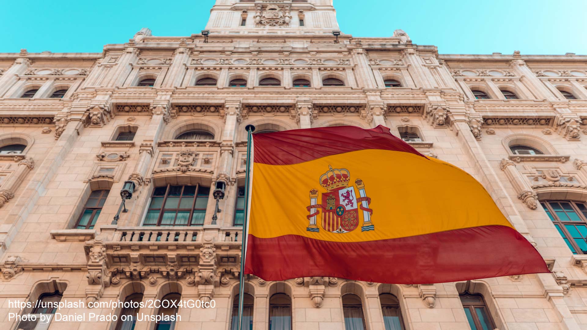 Spanische Flagge vor Gebäude