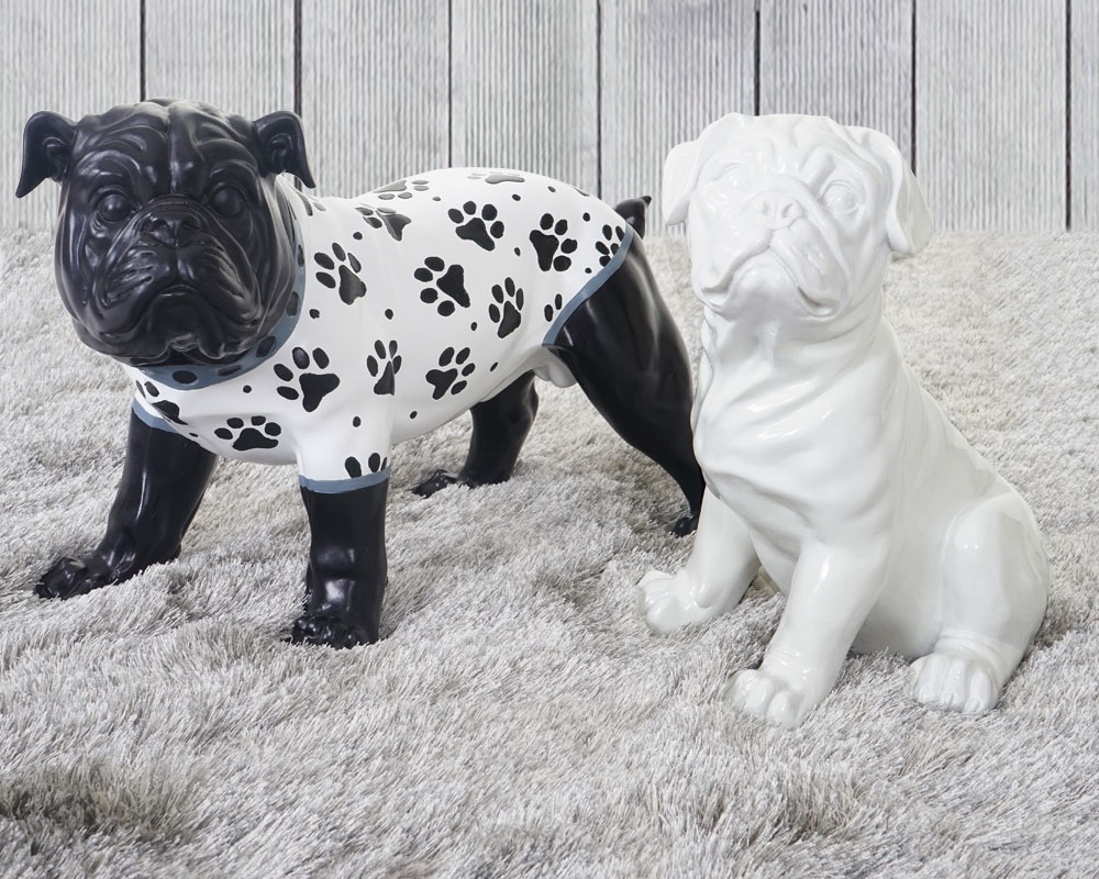 Deko Figur Bulldogge 24cm, Polyresin Skulptur Hund, In-/Outdoor, handbemalt  mit Jäckchen von Heute-Wohnen