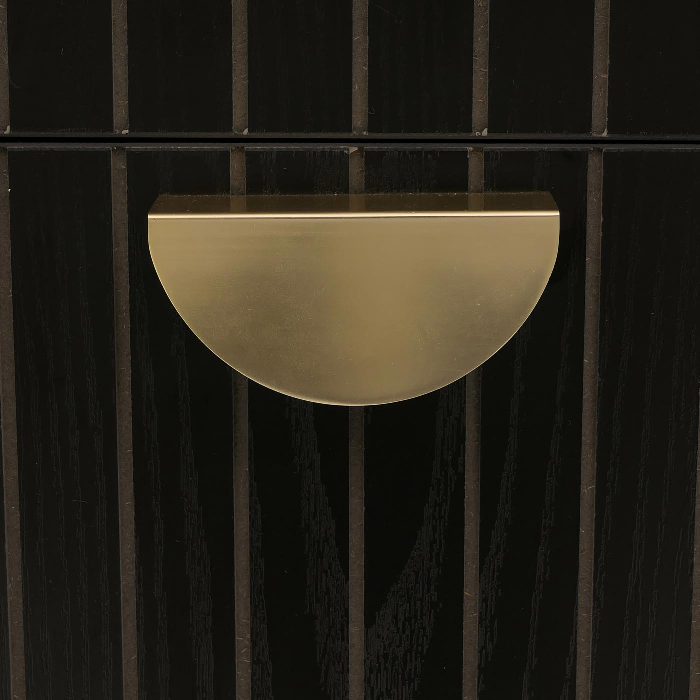 Kommode HWC-O39 3 Schubladen schwarz Detailbild Griff