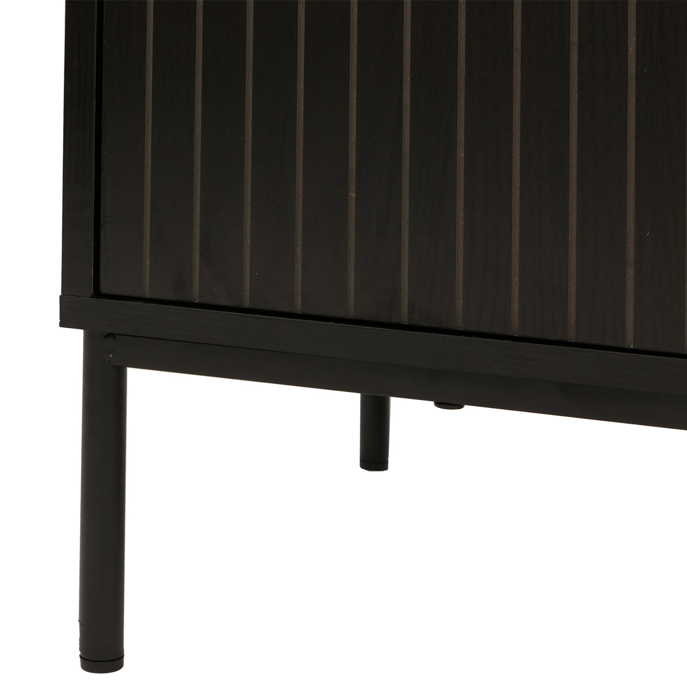 Sideboard HWC-O39 Detailansicht Lamellen-Design und Füße aus schwarzen Metall