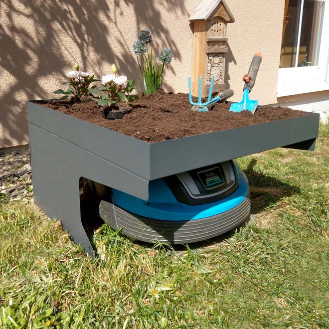 Mähroboter-Garage mit Pflanzkasten HWC-G60 Anwendungsbeispiel mit Bepflanzung