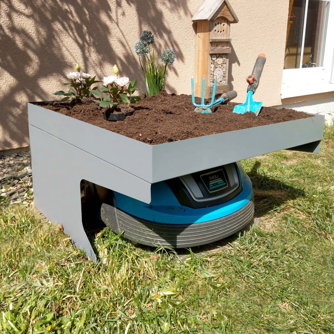 Mhroboter-Garage mit Pflanzkasten HWC-G60 Anwendungsbeispiel mit Bepflanzung
