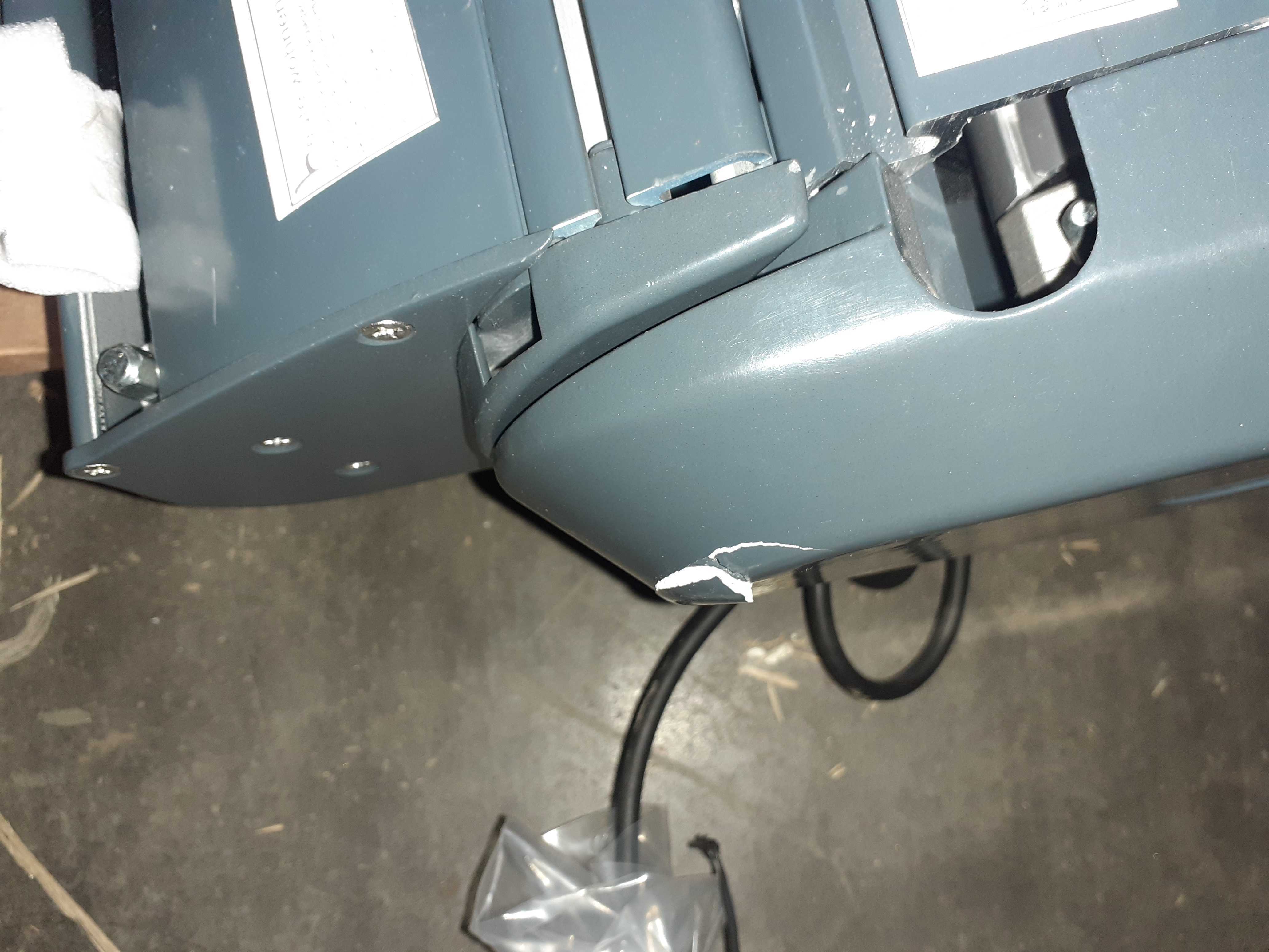 Elektrische Vollkassetten-Markise T124, Kratzer