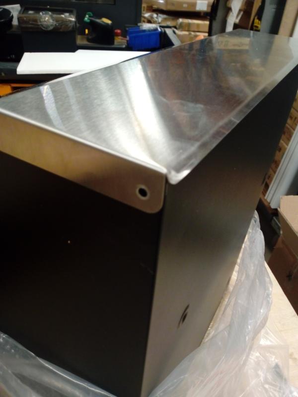 XXL Briefkasten HWC-H26, Ecke verbogen, Nietverbindung fehlt