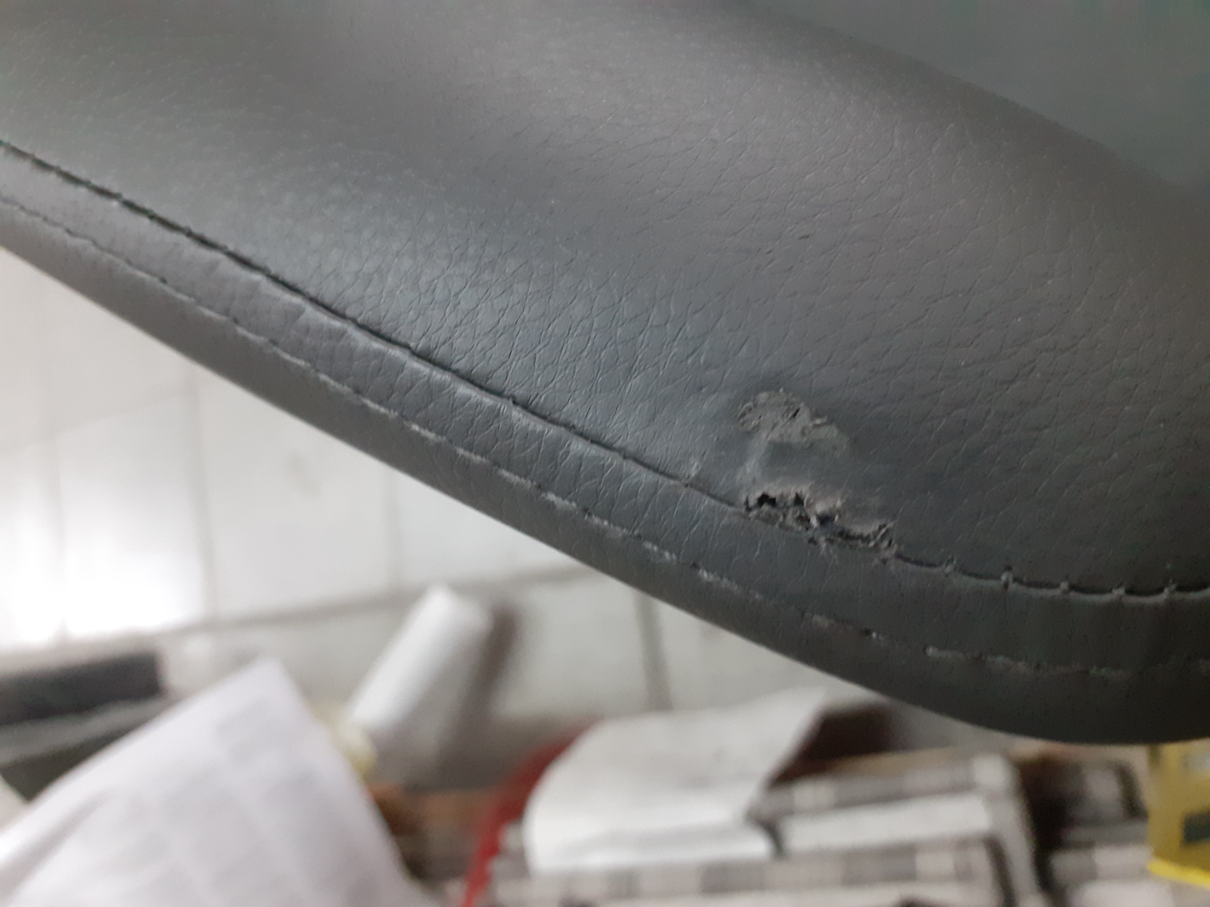Esszimmerstuhl HWC-A50 II, Beide Armlehnen sind beschdigt.